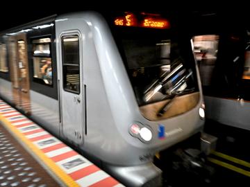 Een metro op lijn 5 richting Erasmus houdt halt in Brussel-Centraal