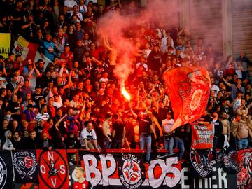 Supporters van RWDM in de tribune van het Edmond Machtensstadion