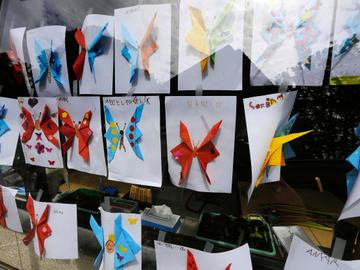 Kinderen maken tekeningen voor moederdag op een school in Sint-Jans-Molenbeek