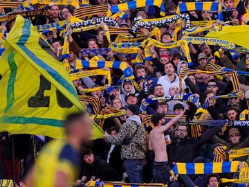 26 februari 2022: supporters van voetbalclub Union Saint-Gilloise in het Joseph Marienstadion tijdens de thuiswedstrijd tegen KAS Eupen