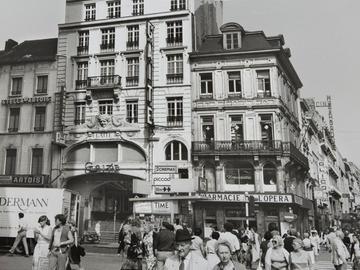 Het kruispunt waar Nieuwstraat en Wolvengracht samenkomen in 1980