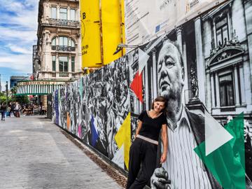 Saskia Vanderstichele aan muur met haar foto's van 10 jaar Picnic the Streets op het Beursplein