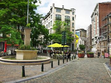 Het Bloemenhofplein in juni 2022