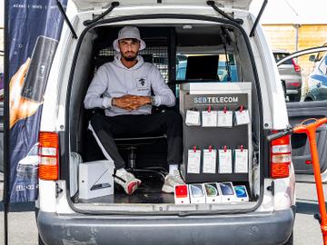 Met zijn bestelwagen komt student-ondernemer Mohamed Sebbarh en zijn bedrijfje Seb Telecom uw smartphone ter plaatse reanimeren