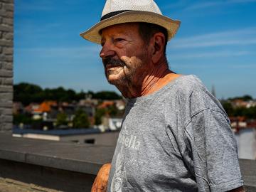 Frank De Crits, de Brusselse stadsdichter honoris causa wordt in 2022 tachtig jaar.