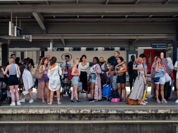 Brusselse jongeren trekken met de trein een dag naar Oostende voor plezier en verkoeling