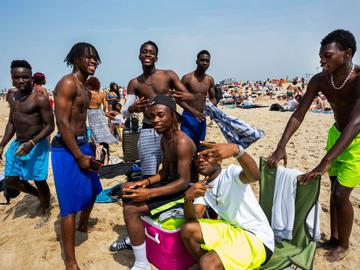 Brusselse jongeren trekken een dag naar Oostende voor plezier en verkoeling