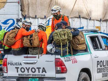 18 februari 2022: een team van de bergpolitie verlaat Cabanaconde in Peru, op zoek naar de verdwenen Brusselse rugzaktoeriste Natacha de Crombrugghe