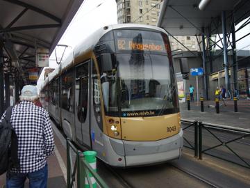 Tram 82 richting Drogenbos aan de MIVB-tramhalte aan het Westation