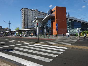 De Ninoofsesteenweg aan het Weststation met daarachter de sociale woonblokken van Cité Machtens uit 1953