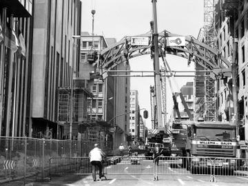 21 mei 1988: plaatsing van een voetgangersbrug over de Belliardstraat, tussen gebouwen van de Europese Gemeenschap.