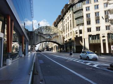 De Belliardstraat, gezien vanaf de kant van het Jean Reyplein met het Jacques Delorsgebouw links