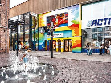 Bruzz 1811 Docks Brussel Lego en Action naast elkaar