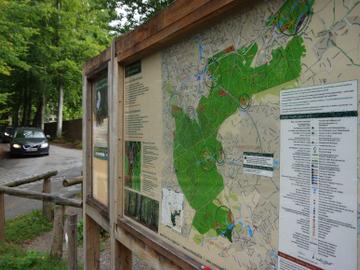 Informatiebord met plattegrond op de autoparking aan de rand van het Zoniënwoud, bij de Rooseveltlaan en tramhalte Lieveheersbeestjes