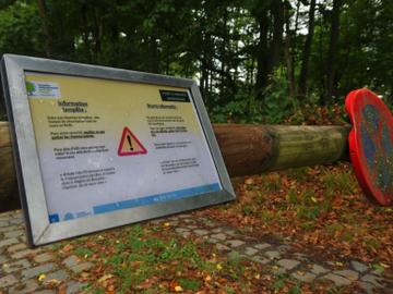 De parking aan de rand van het Zoniënwoud, bij de Rooseveltlaan en tramhalte Lieveheersbeestjes: informatie over gevaar bij felle wind, storm en onweer in het bos op de slagboom