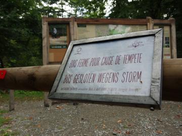 De autoparking ter hoogte van tramhalte Lieveheersbeestjes aan de Rooseveltlaan: 'Bos gesloten wegens storm' op een slagboom die de parking afsluit