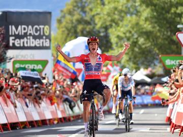 Remco Evenepoel (Team Quick-Step Alpha Vinyl) wint de 18de rit in de 77ste La Vuelta ciclista a España van Trujillo naar Alto del Piornal in de rode leiderstrui