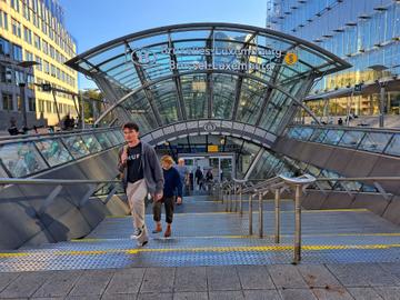 Het treinstation Brussel-Luxemburg in de Europese wijk NMBS S-trein stoptrein