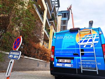 13 september 2022: Brusol installeert zonnepanelen op de daken van appartementsgebouwen aan de Nijverheidskaai in Sint-Jans-Molenbeek