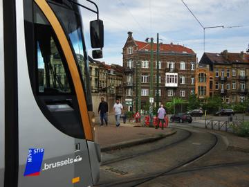 13 september 2022: een tram houdt halt aan het Verboekhovenplein in Schaarbeek, beter gekend als 'De Berenkuil.'