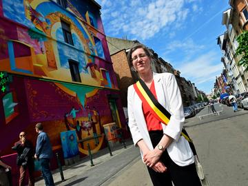 17 mei 2022: inhuldiging van een muusrchildering tegen discriminatie in Molenbeek door burgemeester Catherine Moureaux.