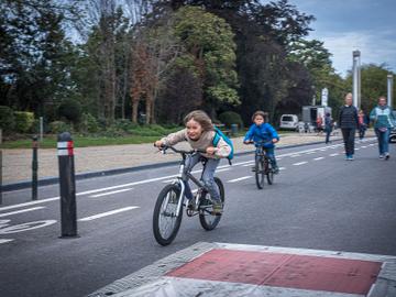 Fietsers op autoloze zondag op de Eeuwfeestlaan aan het atomium, 18 september 2022