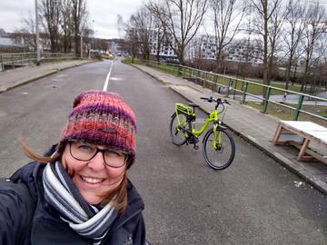 Susanne Müller-Hübsch (Ecolo-Groen), schepen voor Mobiliteit in Anderlecht op de Marchantbrug