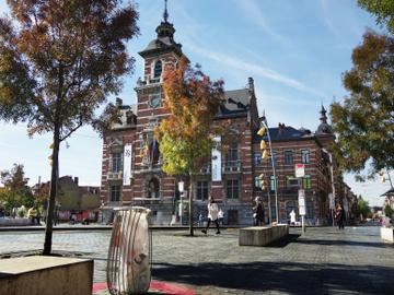 22 september 2022: het Raadsplein met het gemeentehuis van Anderlecht