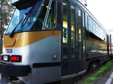 Een tram van de MIVB aan de halte aan de Paul-Henri Spaaklaan, naast het Zuidstation