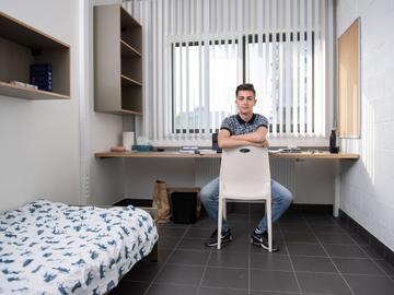 Student Suleyman Celik, op zijn kot op de de VUB-campus aan de Troimflaan