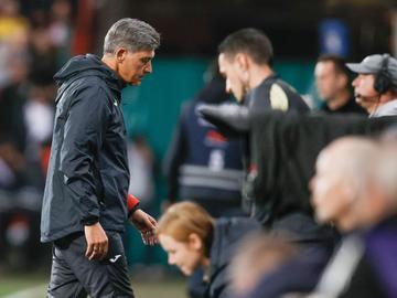 Coach Felice Mazzu tijdens de door RSC Anderlecht door gedrag van de eigen supporters met forfaitcijfers verloren wedstrijd tegen Standard Luik van 23 oktober 2022