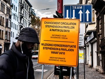 De uitroil van het  circulatieplein in Schaarbeek, hier met borden voor de Stephensonstraat en de Paviljoenstraat