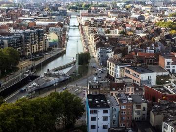 De kanaalzone in Sint-Jans-Molenbeek, gezien vanaf het dakterras van de gerenoveerde Brunfauttoren