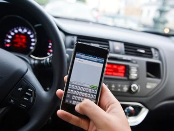 Bellen tijdens her rijden met de auto is verboden