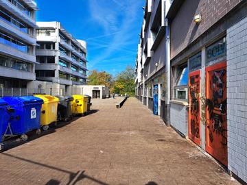 Grensoverschrijdend gedrag aan de VUB: de universiteit diende zelf klacht in tegen Solvay Kring, de vereniging van studenten Handelsingenieur, gehuisvest tussen gebouw Q en de bibliotheek op de campus aan de Triomflaan