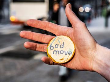 Ontwerpster Valerie Berckmans sluit haar winkel in de Arteveldestraat. Ze toont haar onvrede over Good Move met een badge "Bad Move"