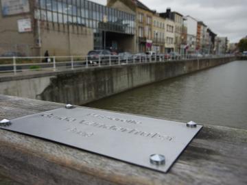 20221107 De passerelle Guido Vanderhulst brug over het kanaal in Molenbeek maakt de verbinding tussen Nijverheidskaai en Mariemontkaai voetgangersbrug 3500px