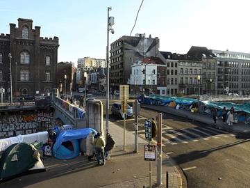 Asielzoekers daklozen in tentjes op de brug over het kanaal aan het Klein Kasteeltje