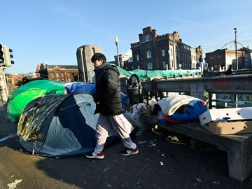 Asielzoekers daklozen in tentjes op de brug over het kanaal aan het Klein Kasteeltje