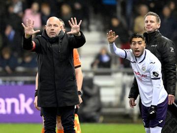 Hoofdtrainer Brian Riemer en speler Ait El Hadj tijdens de door RSC Anderlecht tegen KRC Genk verloren bekerwedstrijd van 21 december 2022