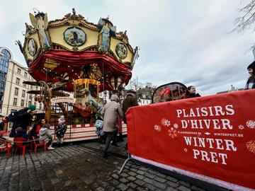 Winterpret/Plaisirs d'hiver in december 2022: de jaarlijkse kerstmarkt met de draaimolen op de Vismarkt