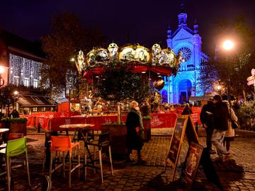 Winterpret/Plaisirs d'hiver in december 2022: de jaarlijkse kerstmarkt met de draaimolen op het Sint-Katelijneplein