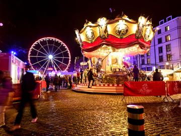 Winterpret/Plaisirs d'hiver in december 2022: de jaarlijkse kerstmarkt met de draaimolen op de Vismarkt