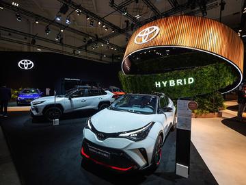 Januari 2023: een hybride wagen van het Japanse merk Toyota op het 100ste Autosalon in Brussel