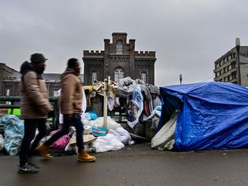 Januari 2023: asielzoekers in een geïmproviseerd tentenkamp aan de brug over het kanaal bij het Klein Kasteeltje, de verbiding tussen de Koolmijnenkaai en de Negende Linielaan aan de Kleine Ring