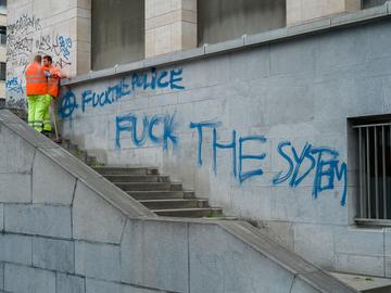 1829 HANDHAVING vandalisme Graffiti Albertina bib Fuck the system 1