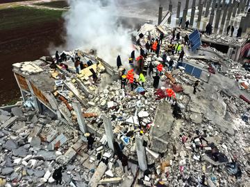 6 februari 2023: duizenden doden bij aardbevingen in Turkije en het Noordwesten van Syrië. Reddingswerkers zoeken overlevenden en bergen de lijken