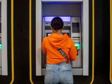 Een neutraal Bancontact-automaat van Batopin, een alliantie van commerciële banken, hier in Anderlecht