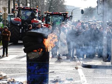 3 maart 2023: Vlaamse boeren uit alle provincies reden in colonne naar Brussel uit protest tegen het stikstofbeleid van de Vlaamse regering en verzamelen aan het kruispunt Kunst-Wet