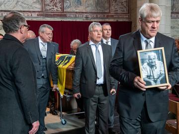 4 maart 2023: de begrafenis van voormalig Volksunie-boegbeeld Vic Anciaux in Machelen. Zijn zoon Bert Anciaux draagt mee de kist van zijn vader